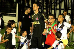 Martin Silva na entrada em campo com os torcedores (Foto: Paulo Fernandes/Vasco.com.br)