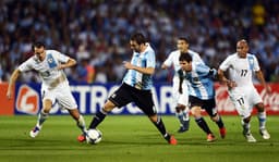 Argentina x Uruguai - Godin, Higuaín e Messi (Foto: Juan Mabromata/AFP)