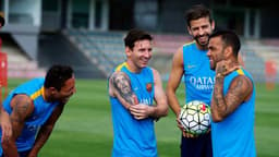 Adriano, Messi, Piqué e Daniel Alves (Foto: Reprodução / Facebook)
