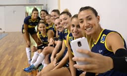 Bárbara tira selfie com as companheiras (Foto: Divulgação/CBV)