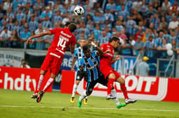 William disputa bola com Miller Bolaños durante o Gre-Nal 409 (Foto: Lucas Uebel/Grêmio)