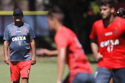 Muricy observa jogadores em treino do Flamengo (Gilvan de Souza/Flamengo)
