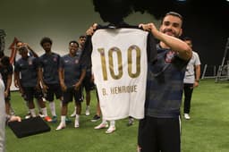 Bruno Henrique foi homenageado pelos 100 jogos pelo Corinthians (Foto: Daniel Augusto Jr)
