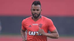 O primeiro dia de Fernandinho no Flamengo