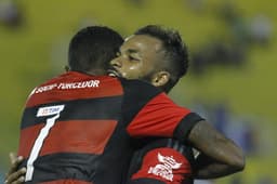 Fernandinho abraça Cirino (Gilvan de Souza/Flamengo)