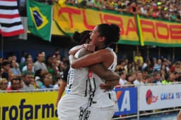 Jogadoras do Corinthians/Americana comemoram resultado sobre Sampaio Corrêa (Foto: BIAMAN PRADO/LBF)