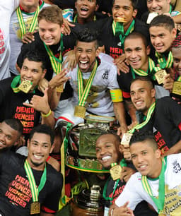 Em 2013, o Flamengo foi campeão da Copa do BR, mas ficou com a 16ª colocação e quase foi rebaixado no Brasileiro