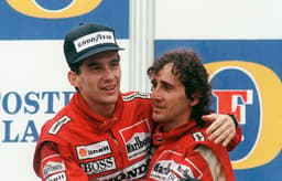 Campeão do Mundo de 1988, Ayrton Senna abraça  Alain Prost