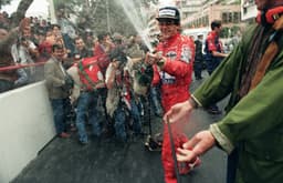 Ayrton Senna comemora após vencer o GP de Mõnaco de 1991