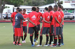 Muricy em conversa com jogadores durante treino do Fla (Gilvan de Souza / Flamengo)