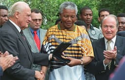 O sul-africano Nelson Mandela é presenteado por João Havelange em 1996