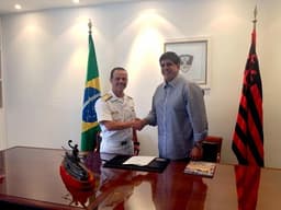 Maurício Gomes de Mattos (à direita) em evento que firmou parceria com a Marinha (Flamengo)