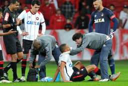 Cleberson saiu machucado, em lance que rendeu protesto de Paulo Autuori no revés do Atlético-PR para o Internacional