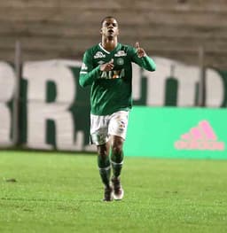 Bruno Rangel fez três gols para a Chapecoense contra o Coritiba, fora de casa, e ganhou nota 8,5