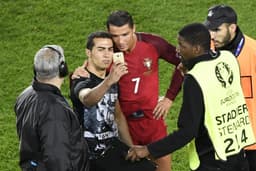 Cristiano Ronaldo tirando selfie com torcedor