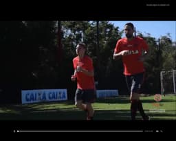 Adryan correndo ao lado de Donatti em treino (Reprodução / TV Fla)