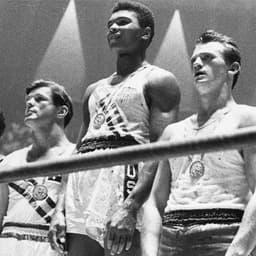 Ainda quando se chamava Cassius Clay, Muhammad Ali levou a medalha de ouro no boxe em Roma-1960 (Foto: Reprodução Facebook)