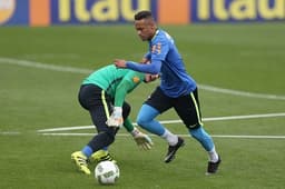 Neymar dribla o goleiro Daniel Fuzato, em treino da Seleção (Foto: Lucas Figueiredo / MoWA Press)