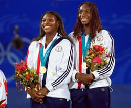 Serena e Venus Williams campeãs de duplas nos Jogos de Sydney-2000 (Foto: Divulgação)