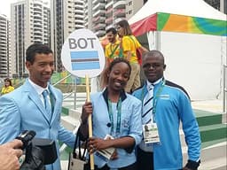Atletas de Botswana chegam para a cerimônia de lahasteamento de bandeiras na Zona Internacion