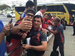 Zé Ricardo posa para fotos com torcedores (Reprodução de internet)