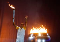 Vanderlei Cordeiro de Lima acendeu a pira olímpica<br>​