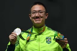 Felipe Wu e sua medalha de prata