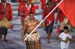 Pita Taufatofua - Porta-bandeira de Tonga na abertura