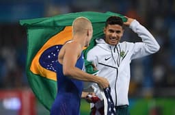Brasileiro recebe o cumprimento do norte-americano Sam Kendricks, que ficou com o bronze