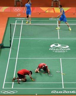 Dupla da Indonésia vibra após triunfo no Badminton