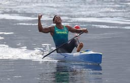 No detalhe, o baiano Isaquias Queiroz exibe toda sua contentamento ao ser medalhista olímpico