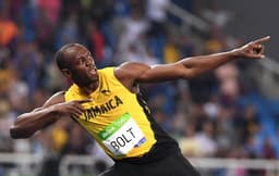 Usain Bolt faz o raio após se tornar tricampeão olímpico dos 200 m