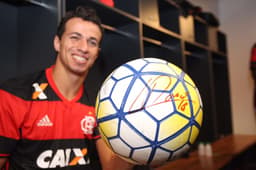 Leandro Damião autografou bola do gol 12 mil (Gilvan de Souza / Flamengo)