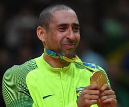 Serginho se emociona a receber sua quarta medalha olímpica, a segunda de ouro