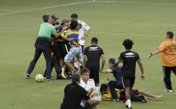 Neymar sendo agarrado por fãs