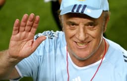 O treinador argentino Alfio Basile deixou o futebol em 2012 e virou radialista