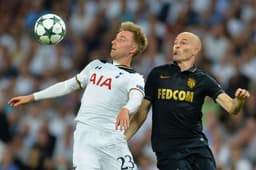 Erikssen e Raggi &nbsp;disputam bola no jogo &nbsp;entre Tottenham e Monaco pela Champions&nbsp;