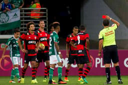 O volante Márcio Araújo foi expulso no duelo contra o Palmeiras nesta quarta