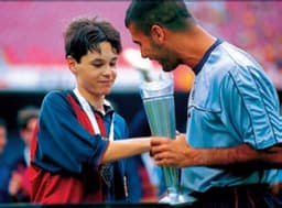 Iniesta recebe troféu de Pep Guardiola