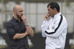 Alessandro Nunes e Fábio Carille conversam durante o treino&nbsp;