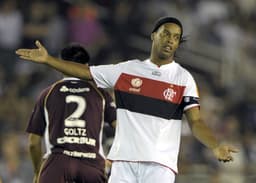 Fora, o Fla empatou com o Lanus em 1 x 1 Flamengo na Libertadores-2012