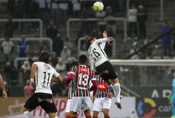 Fluminense é eliminado para o Corinthians, com revés por 1 a 0 em jogo polêmico na Arena Corinthians