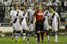 Jogadores do Vasco reclamam com Jean Pierre Gonçalves Lima - Vasco x Santos