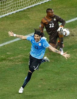 Loco Abreu comemorando gol pela seleção do Uruguai