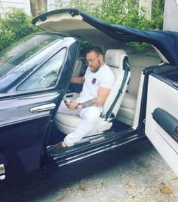 O lutador Conor McGregor gosta de exibir seus carros
