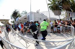 Torcida do Fla forma longas filas na procura por ingressos no Maracanã