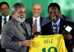 Pelé posa com o então presidente do Brasil, Luiz Inacio Lula da Silva