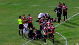 Choque entre botafoguense Bruno Silva e João Paulo, do Santa Cruz, foi forte a ponto de derrubar os dois