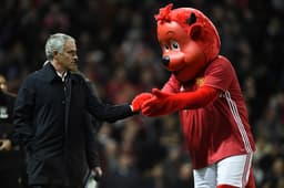 José Mourinho e mascote - Manchester United x Manchester City