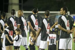 Jogadores com a camisa de Carlos Alberto Torres - Vasco x Avaí